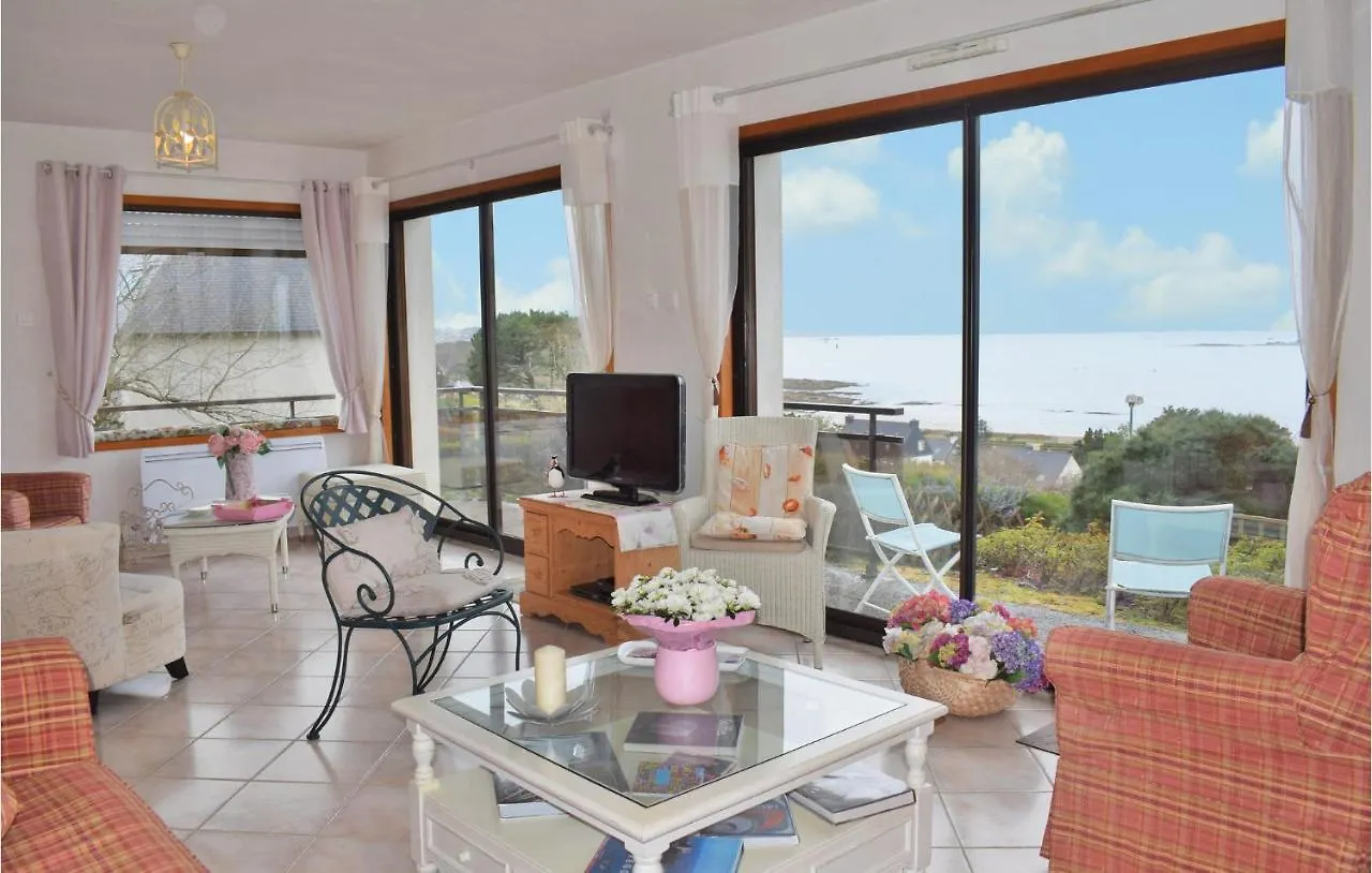 Beautiful Home In Trelevern With Wifi 0*,  França